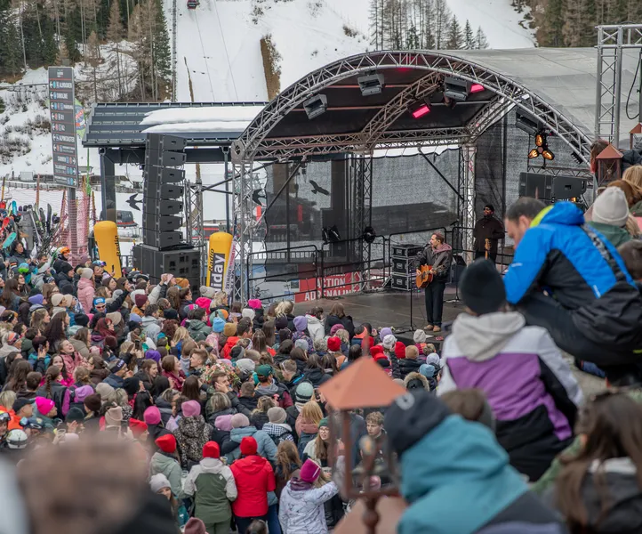 Open-Air-Konzert am Klausberg mit Gitarrist auf der Bühne und großer Menschenmenge