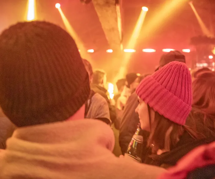 Après-Ski Party in der Kristall Alm am Klausberg mit feiernder Menge und Lichtshow