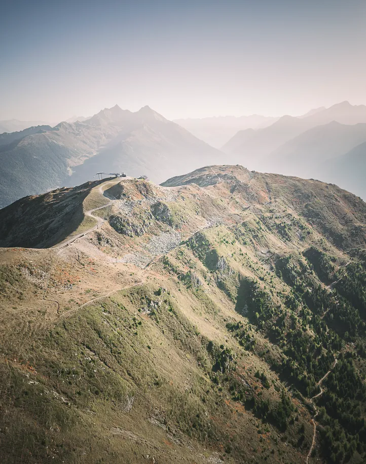 Bergkamm am Klausberg mit Bergstation aus der Vogelperspektive