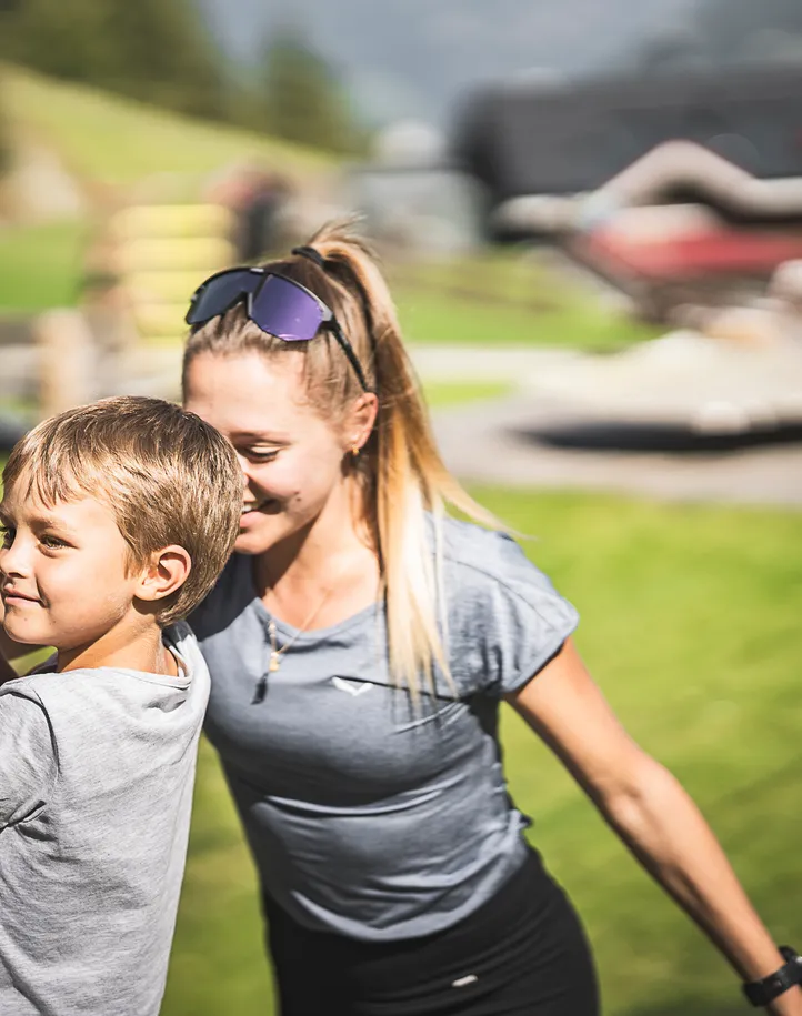 Kind und Begleitperson am Sommerspielplatz der Bergstation Speikboden