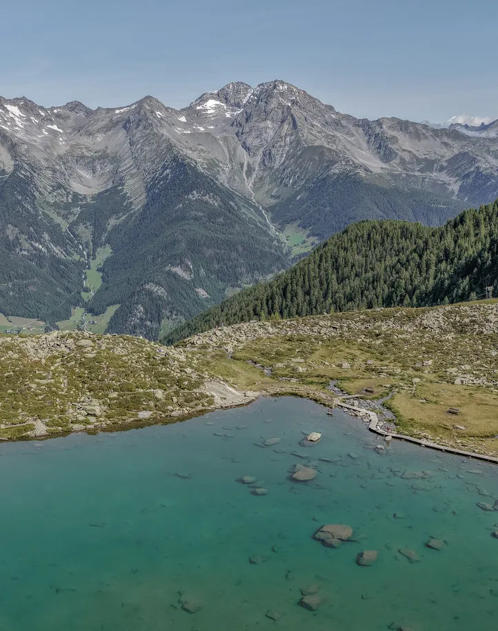 Türkisblauer Bergsee am Speikboden mit Panoramablick auf die Zillertaler Alpen