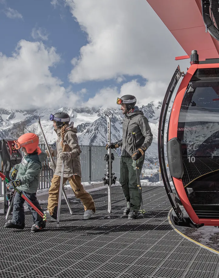Family exits the Klausberg cable car of Skiworld Ahrntal with mountain panorama