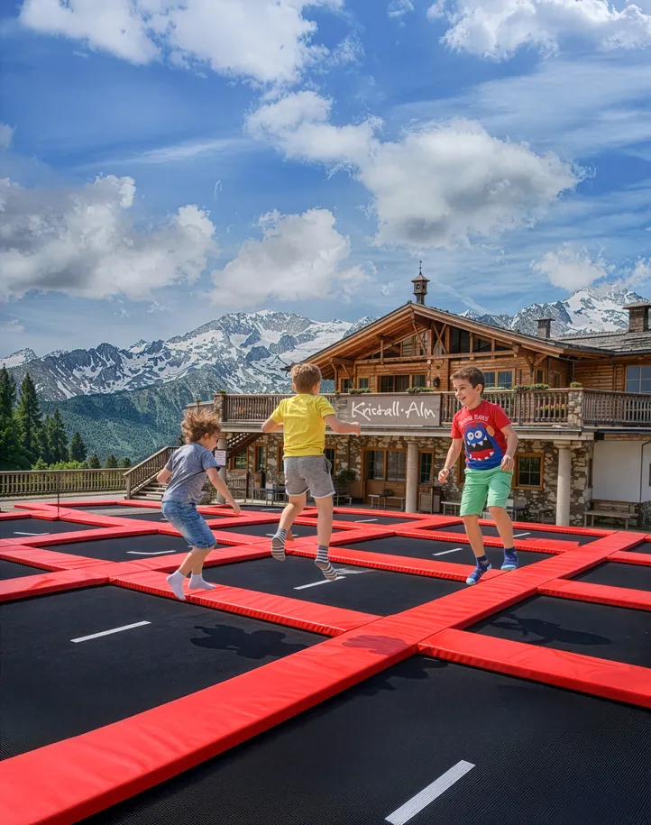 Kinder springen auf Trampolin bei der Kristall-Alm am Klausberg