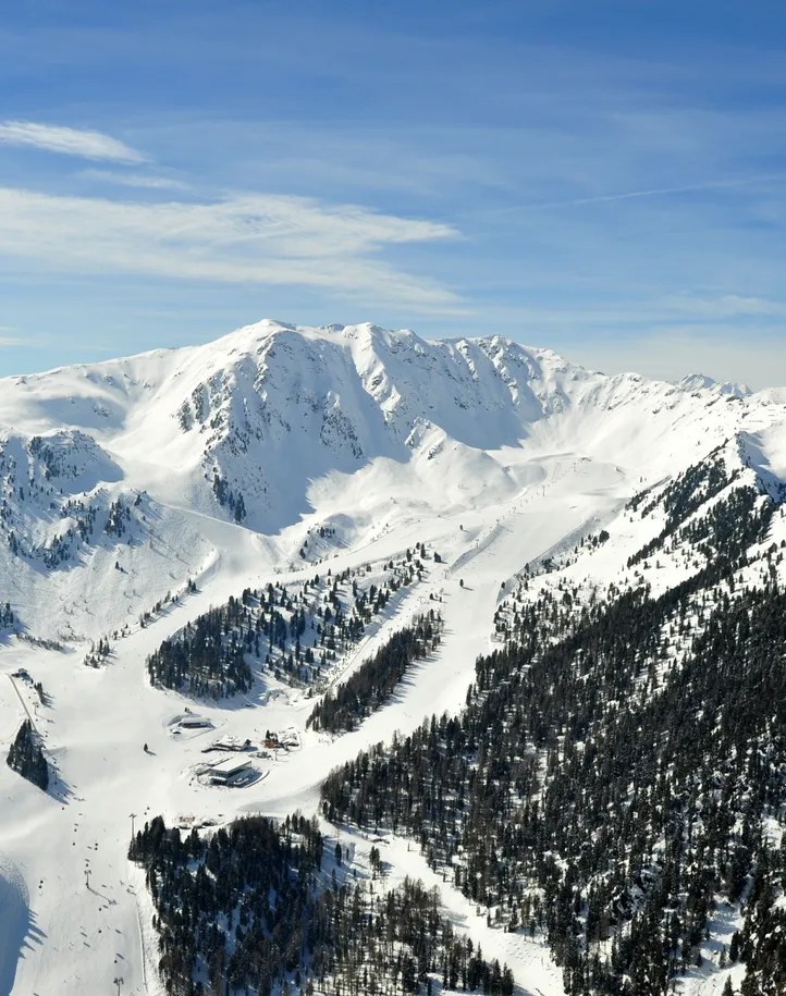 Luftaufnahme des verschneiten Skigebiets Klausberg und Speikboden mit Pisten und Liften