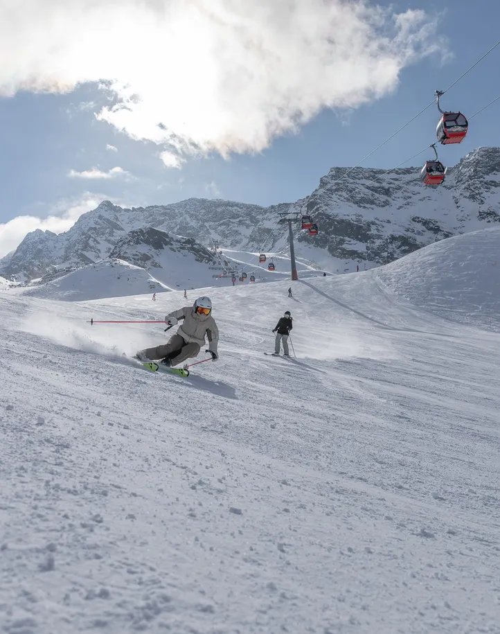 Skifahrer in dynamischer Carving-Kurve auf präparierter Piste am Speikboden im Ahrntal