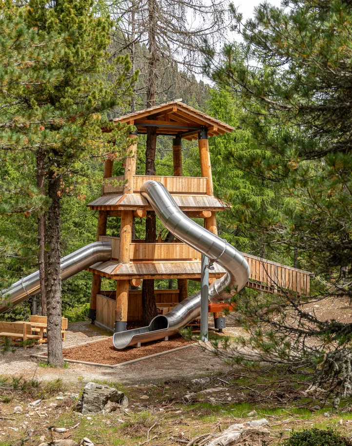 Abenteuerspielplatz mit Tunnelrutschen im Zirbenwald am Klausberg – Sommer Ahrntal