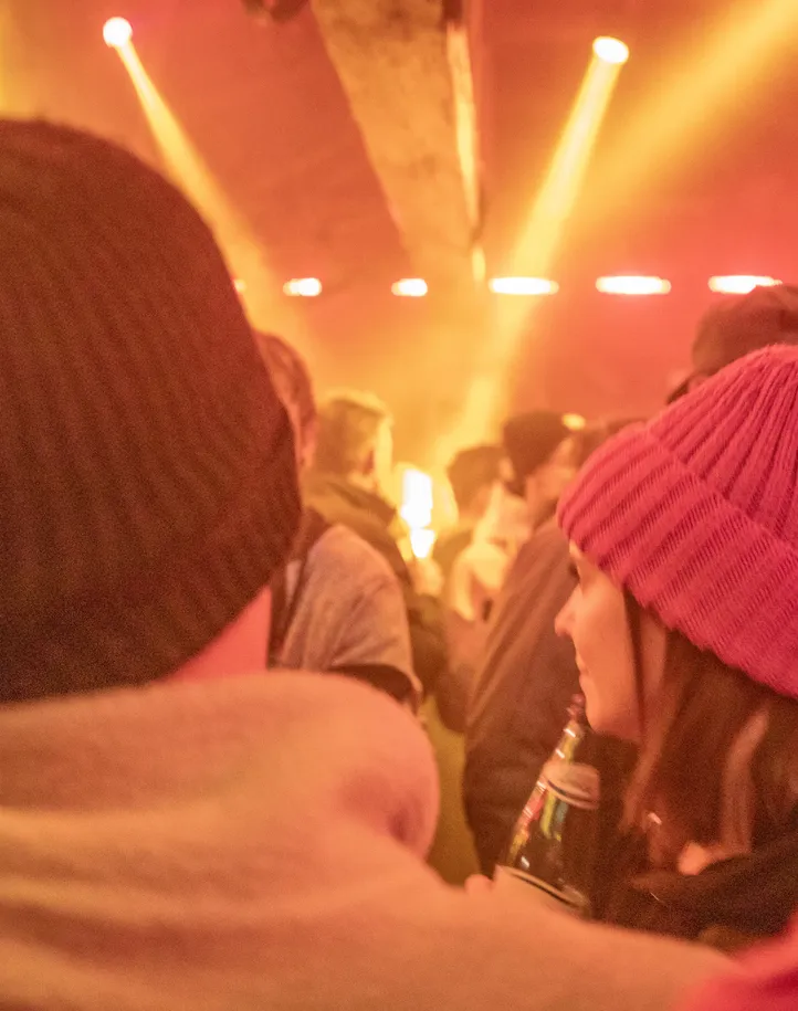 Après-Ski Party in der Kristall Alm am Klausberg mit feiernder Menge und Lichtshow