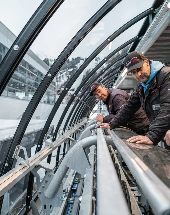 Techniker bei Wartungsarbeiten an der Gondelbahn der Skiworld Ahrntal