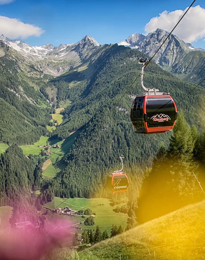 Klausberg Express Gondelbahn über dem grünen Ahrntal mit Zillertaler Alpen im Sommer