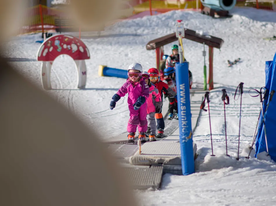 Children on the magic carpet in the Kinderland at Klausberg – first ski steps for the little ones