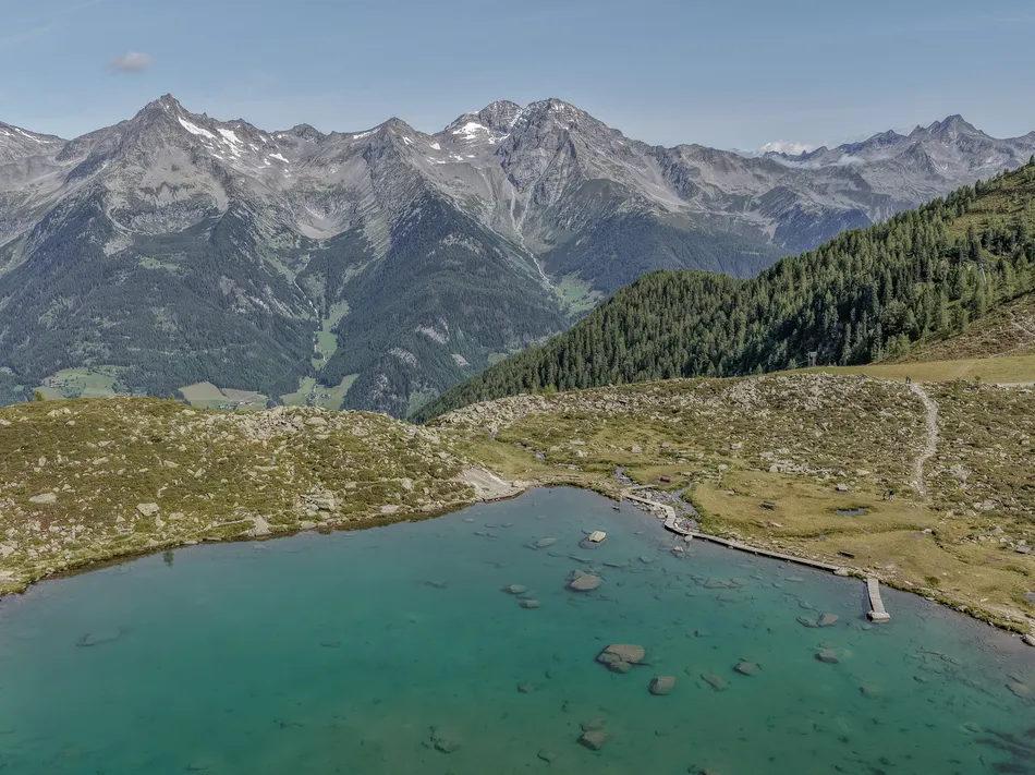 Türkisblauer Bergsee am Speikboden mit Panoramablick auf die Zillertaler Alpen