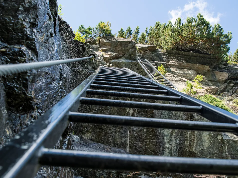 Senkrechte Eisenleiter am Klettersteig Speikboden im Sommer