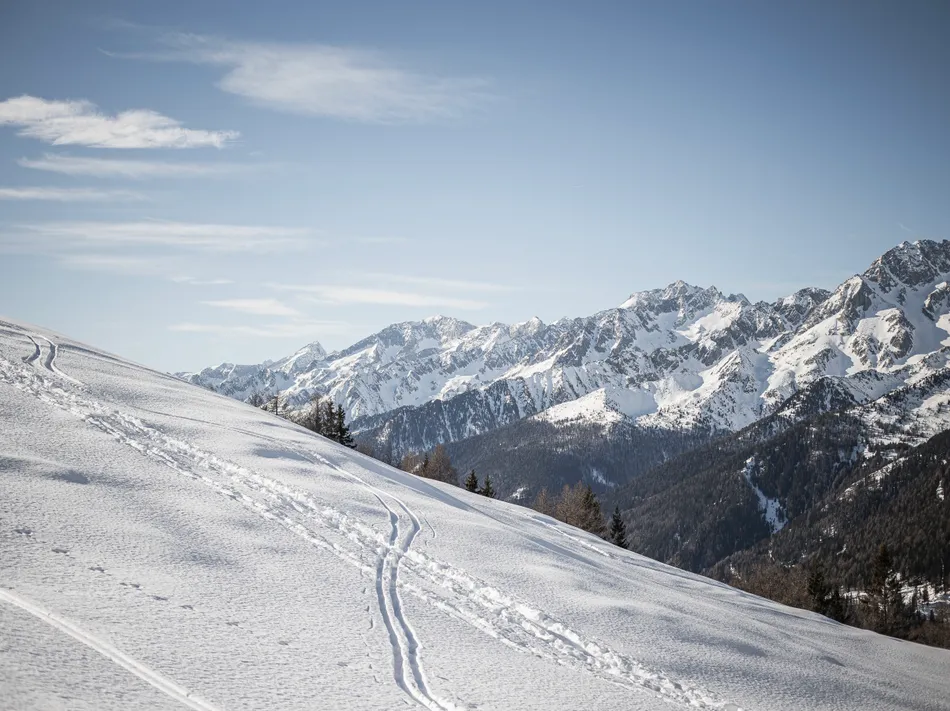 Skitourenspuren im unberührten Pulverschnee am Klausberg mit Panorama der Ahrntaler Bergwelt