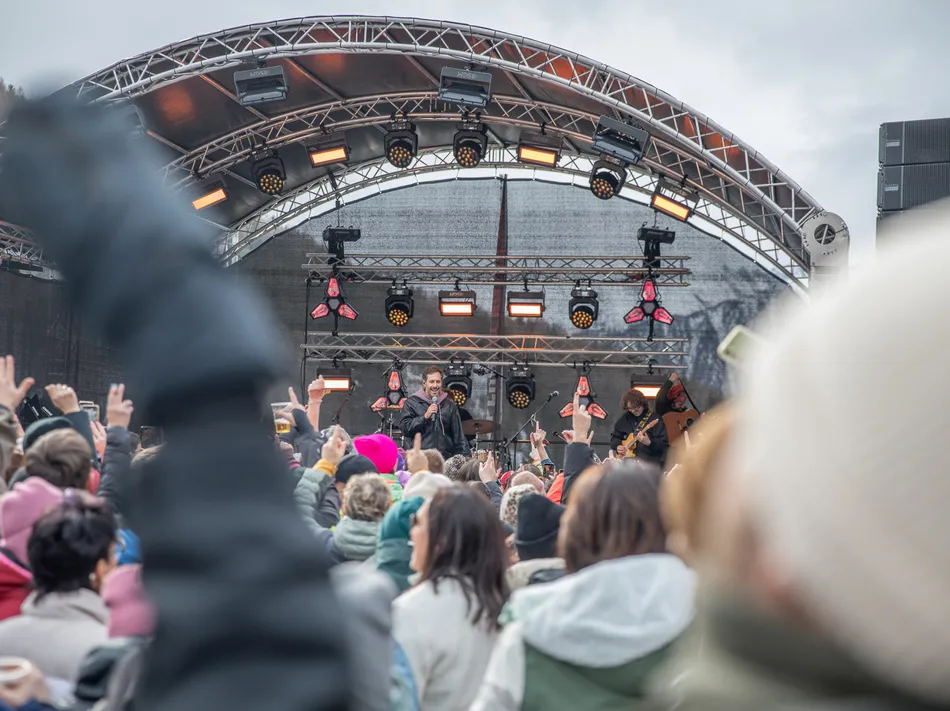 Après-Ski Konzert auf der Bühne – Sänger und Band vor begeistertem Publikum